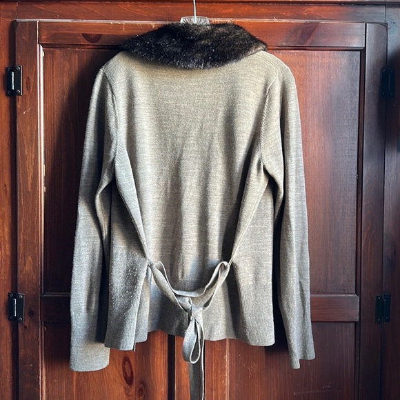 WILLI SMITH CARDIGAN REMOVABLE FAKE FUR COLLAR SWEATER WITH BELT - Picture 2 of 10